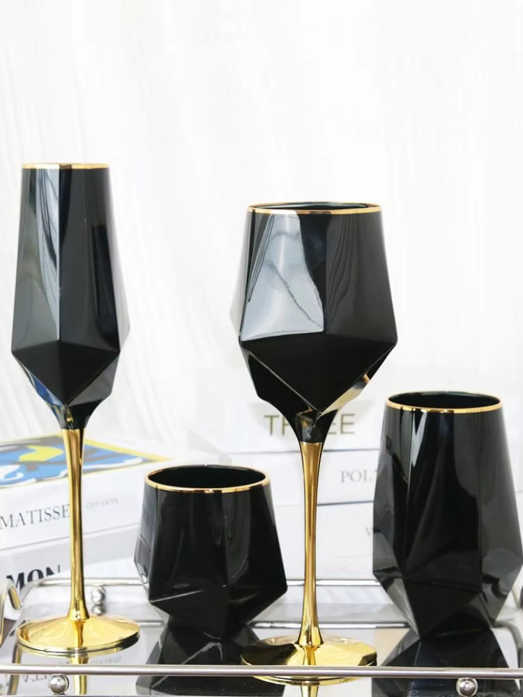 Wine Beer The Whiskey - Чистый черный кристалл с золотым краем,